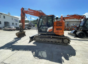 Hitachi ZX135US